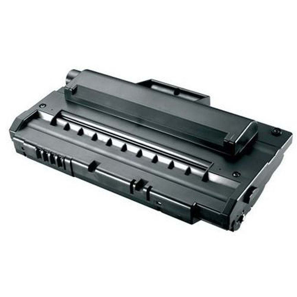 Una cartuccia toner per stampante nera. Ha una forma rettangolare con varie nervature e una sezione centrale rialzata.