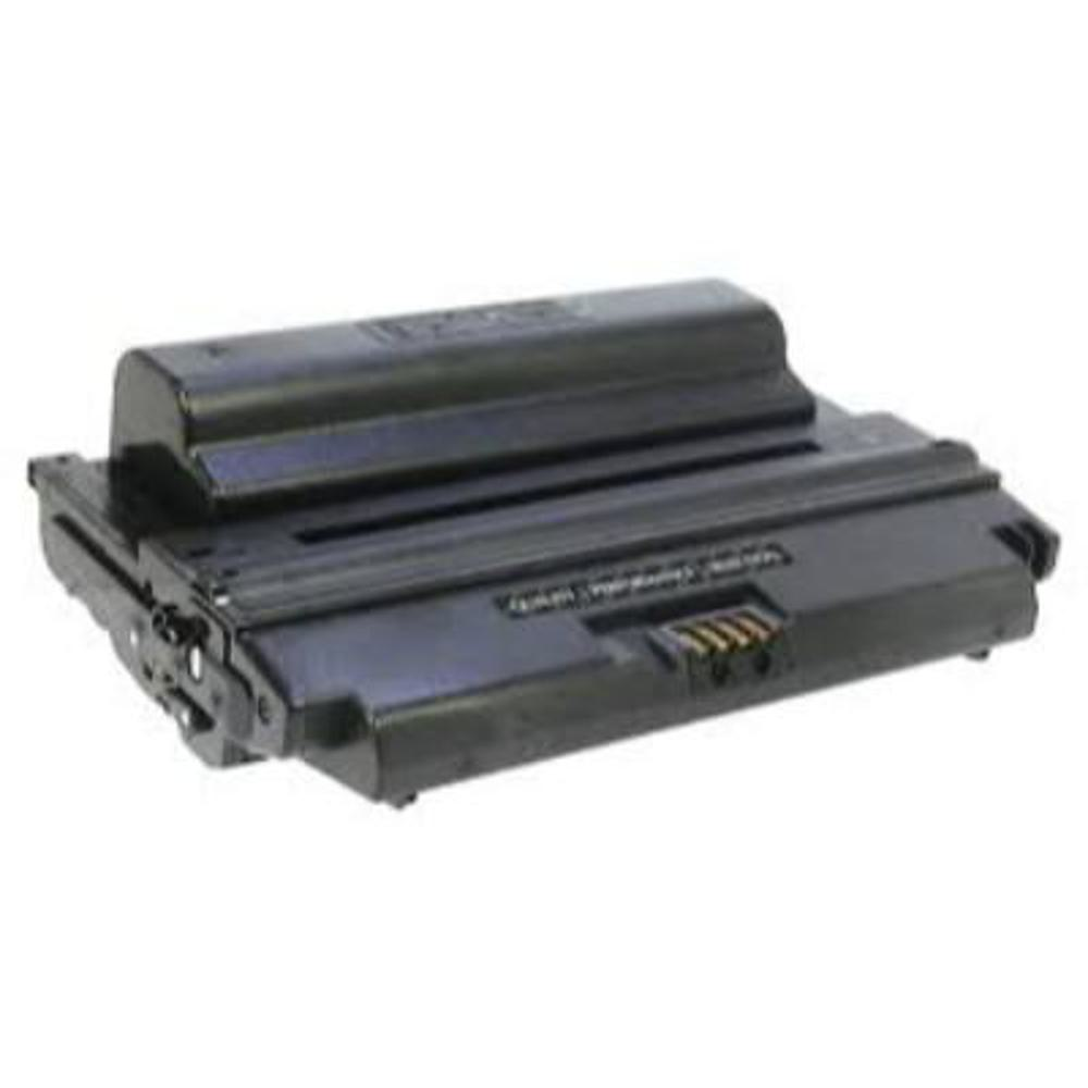 Una cartuccia toner nera per stampante. Ha forma rettangolare,parte superiore rialzata e connettori.