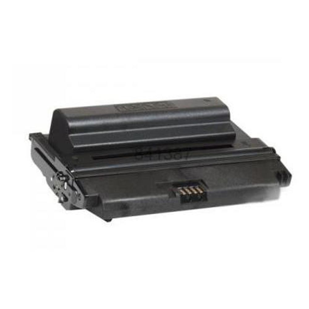Una cartuccia toner nera per stampante su sfondo bianco. È rettangolare con una cresta sulla parte superiore e un connettore frontale.