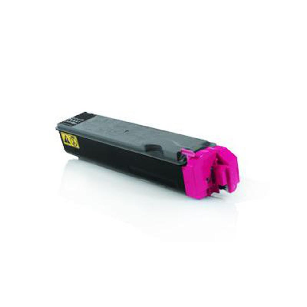 Una cartuccia toner magenta e nera su una superficie bianca. La cartuccia è angolata, mostrando il lato.