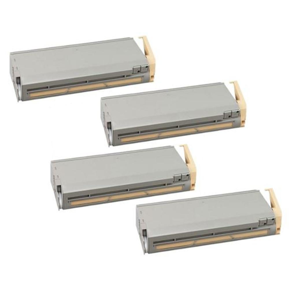 Quattro cartucce toner grigie e beige disposte diagonalmente su sfondo bianco.