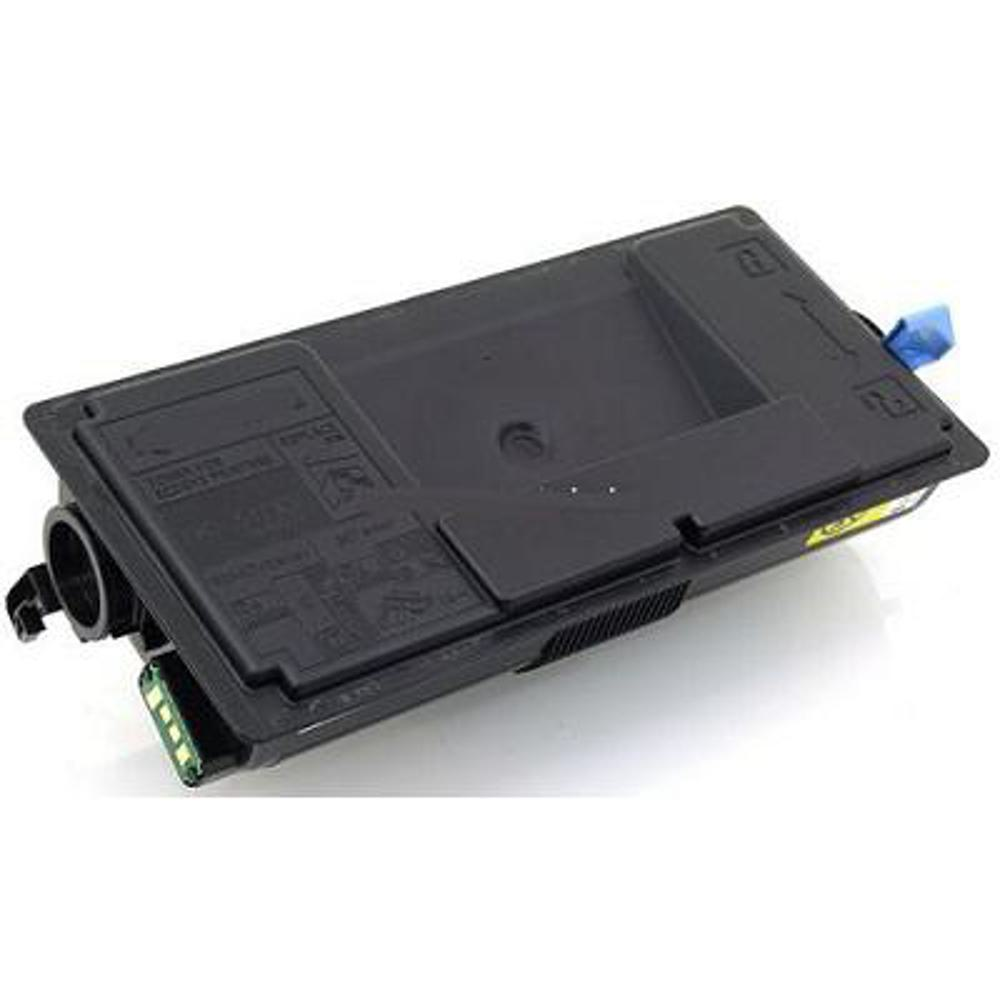Una cartuccia toner Kyocera nera su sfondo bianco. Ha una linguetta blu e dettagli verdi.