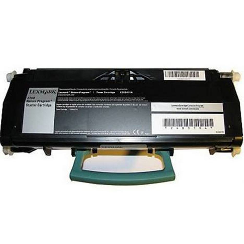 Viene mostrata una cartuccia toner Lexmark. È nera con etichette bianche. C'è una maniglia verde in basso e plastica bianca sui lati.