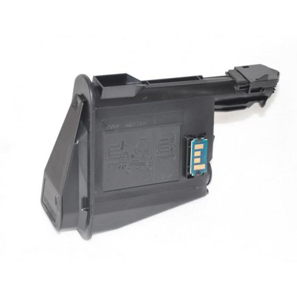Una cartuccia toner nera per stampante su sfondo bianco. Ha un chip blu e verde e istruzioni stampate.