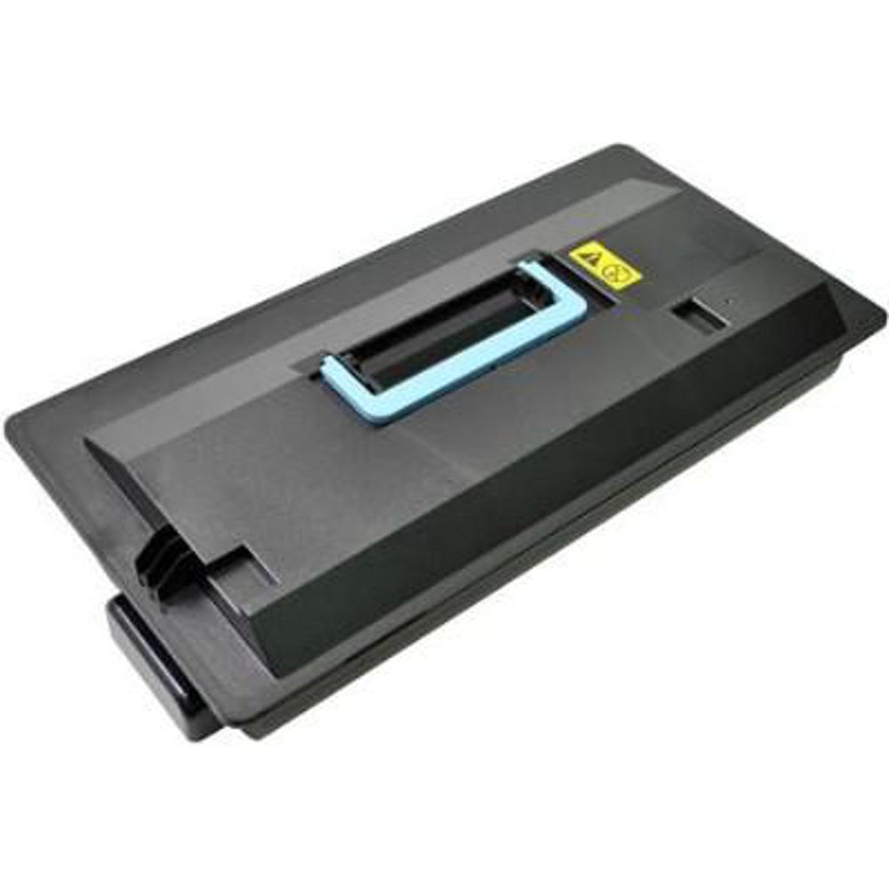 Una cartuccia toner per stampante nera. Ha una maniglia blu e un adesivo di avvertimento giallo. Lo sfondo è bianco.