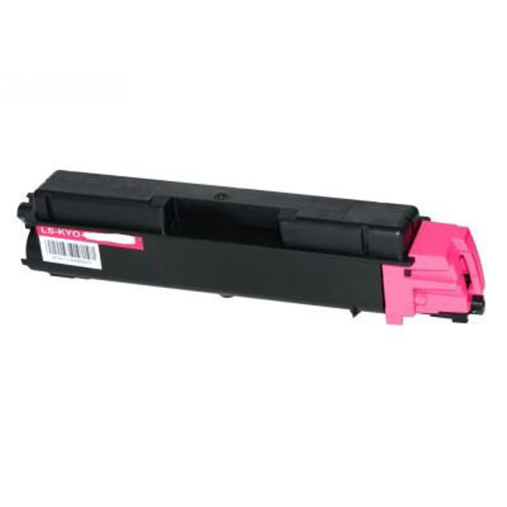 Una cartuccia toner nera con un'estremità rosa. Un adesivo rosa con testo bianco è visibile sul lato. Lo sfondo è bianco.