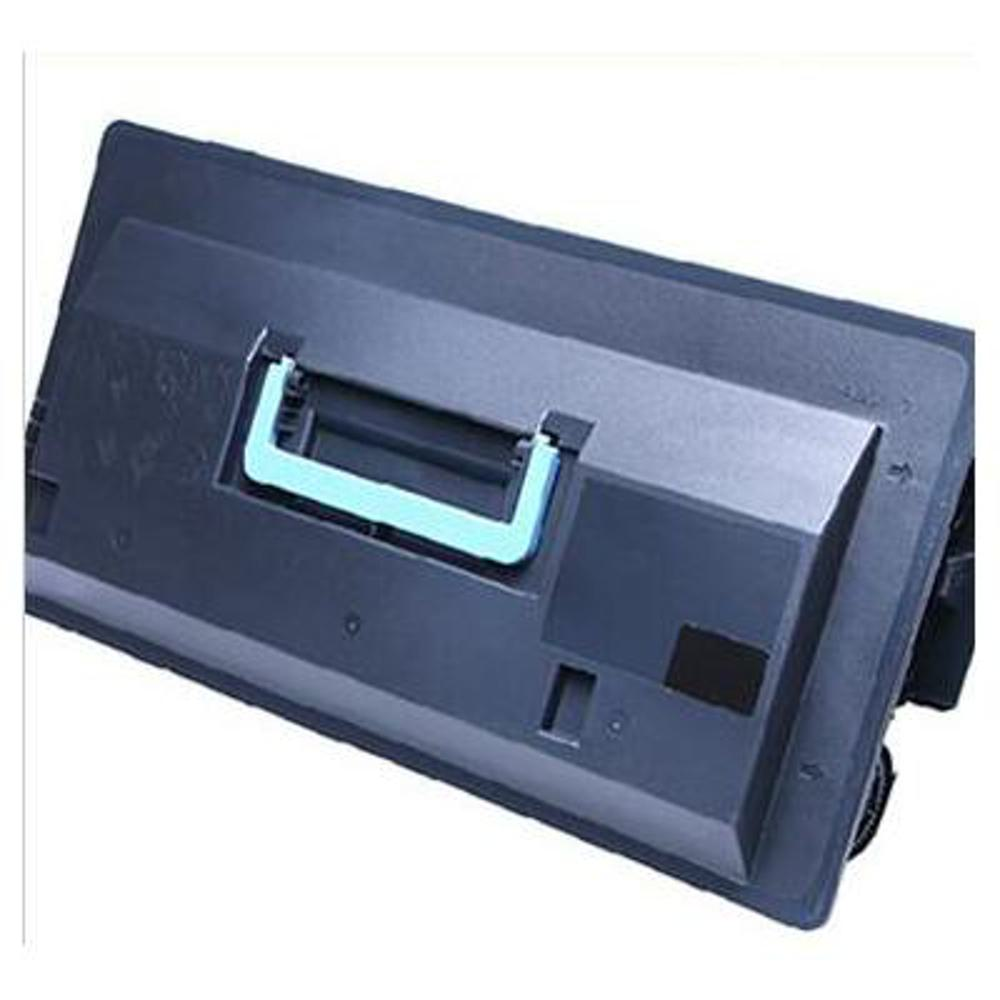 Una cartuccia di toner grigio scuro con una maniglia azzurra. La cartuccia è angolata, mostrando i dettagli superiori e laterali.