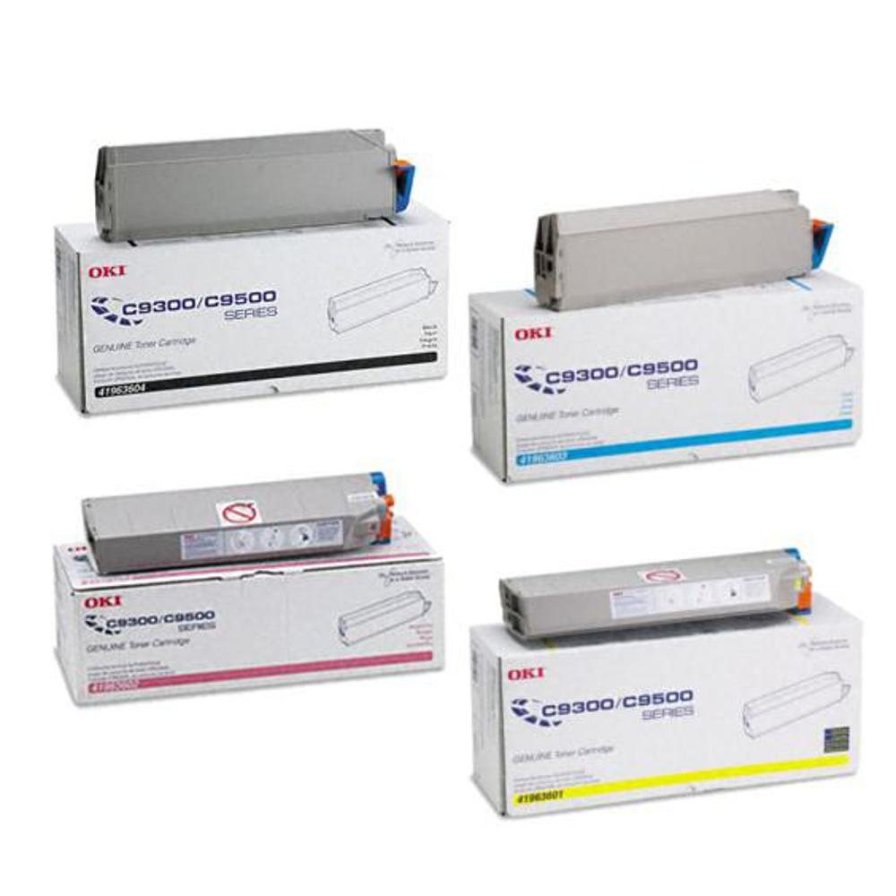 Quattro cartucce toner OKI C9300/C9500 su scatole bianche. Le cartucce sono grigie, le scatole hanno dettagli bianchi, blu, gialli e rossi.