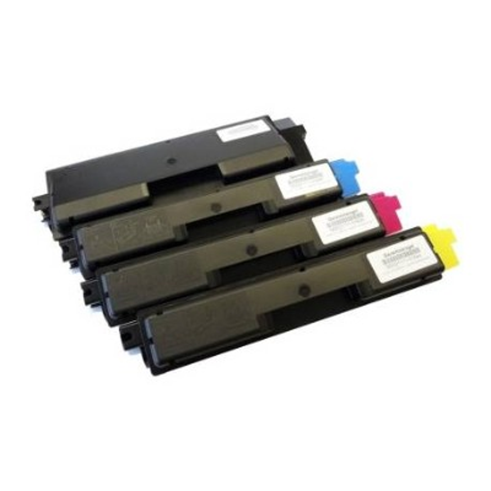 Quattro cartucce di toner per stampanti nere. Ognuna ha un tappo di colore diverso: blu, magenta e giallo. Le etichette bianche sono in alto.