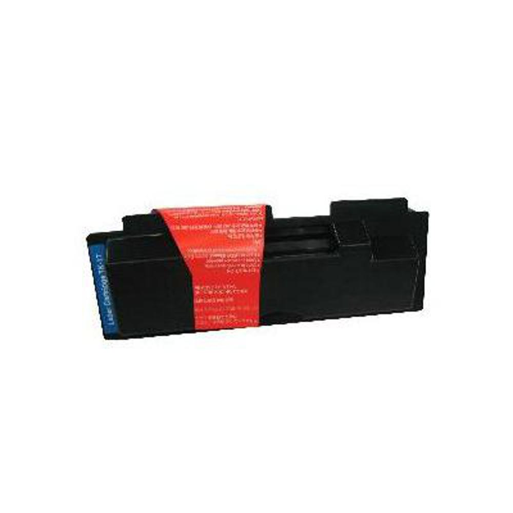 Una cartuccia di toner nera con un'etichetta rossa avvolta è isolata su sfondo bianco.