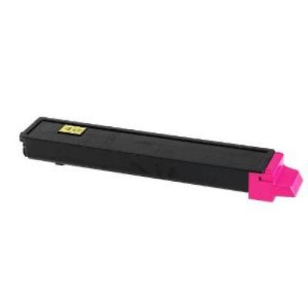 Una cartuccia toner nera con un'estremità rosa. Una piccola etichetta gialla è visibile sulla parte superiore. Lo sfondo è bianco.