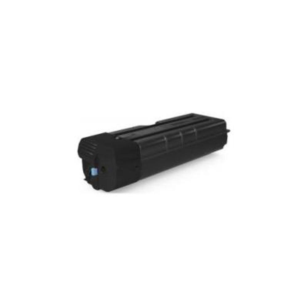 Una cartuccia toner nera per stampante su sfondo bianco. È rettangolare con alcuni dettagli e una piccola parte blu.
