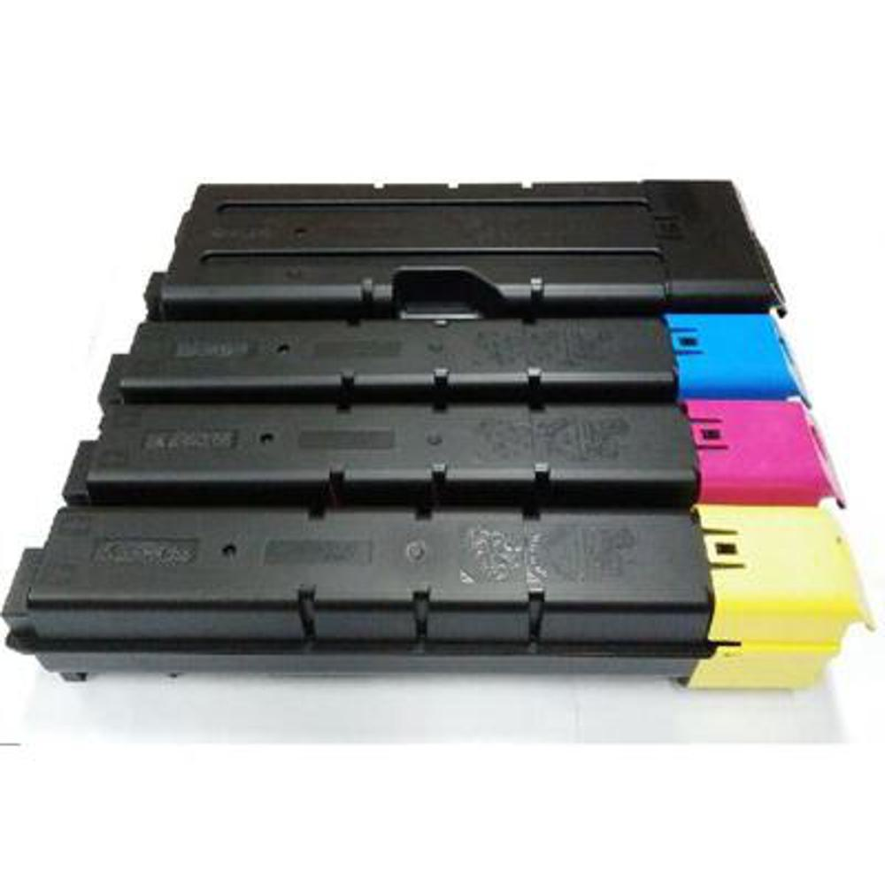 Quattro cartucce toner nere con punte colorate: blu, rosa e giallo. Sono impilate l'una sull'altra.
