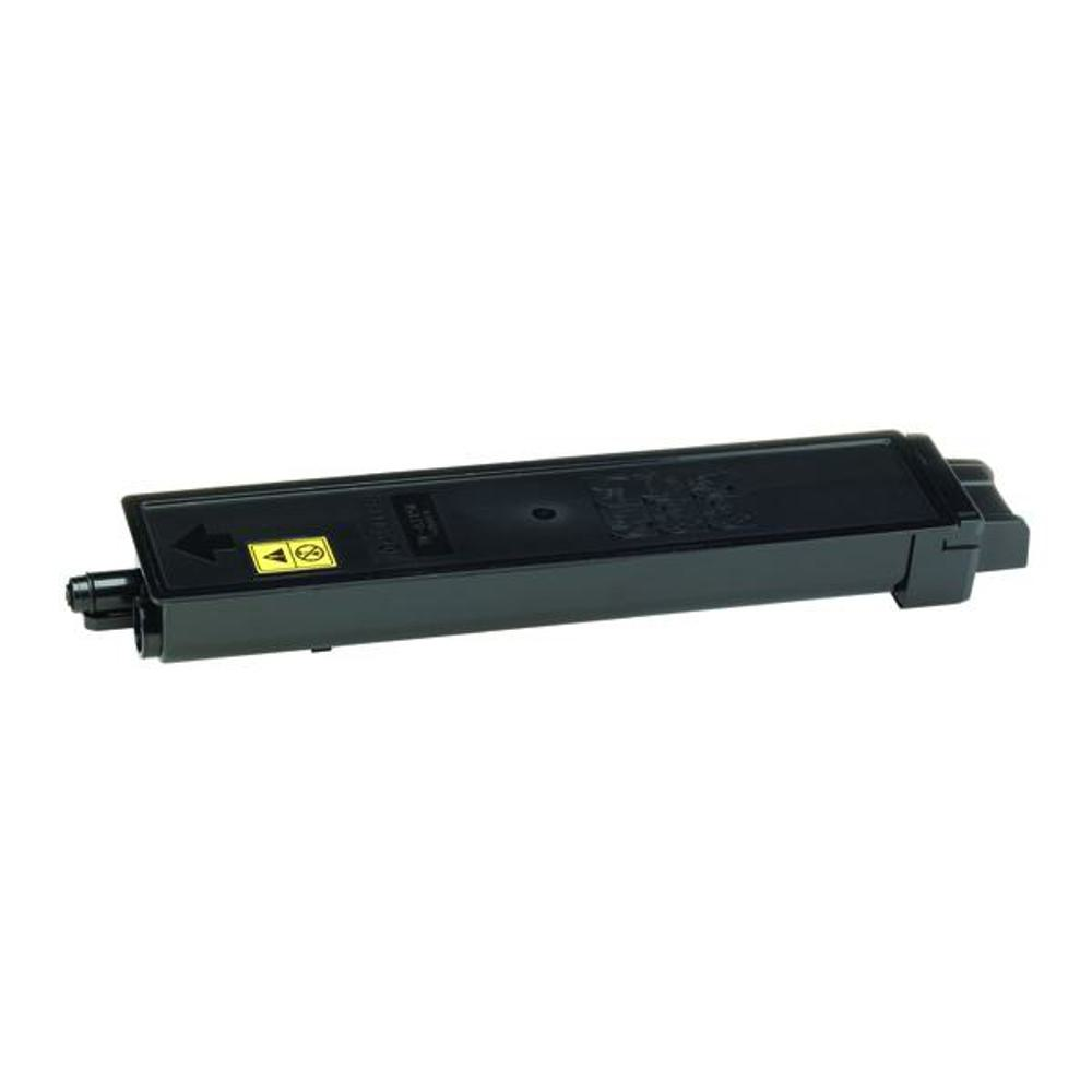 Una cartuccia di toner per stampante nera. Ha un adesivo giallo con una freccia. Lo sfondo è bianco.