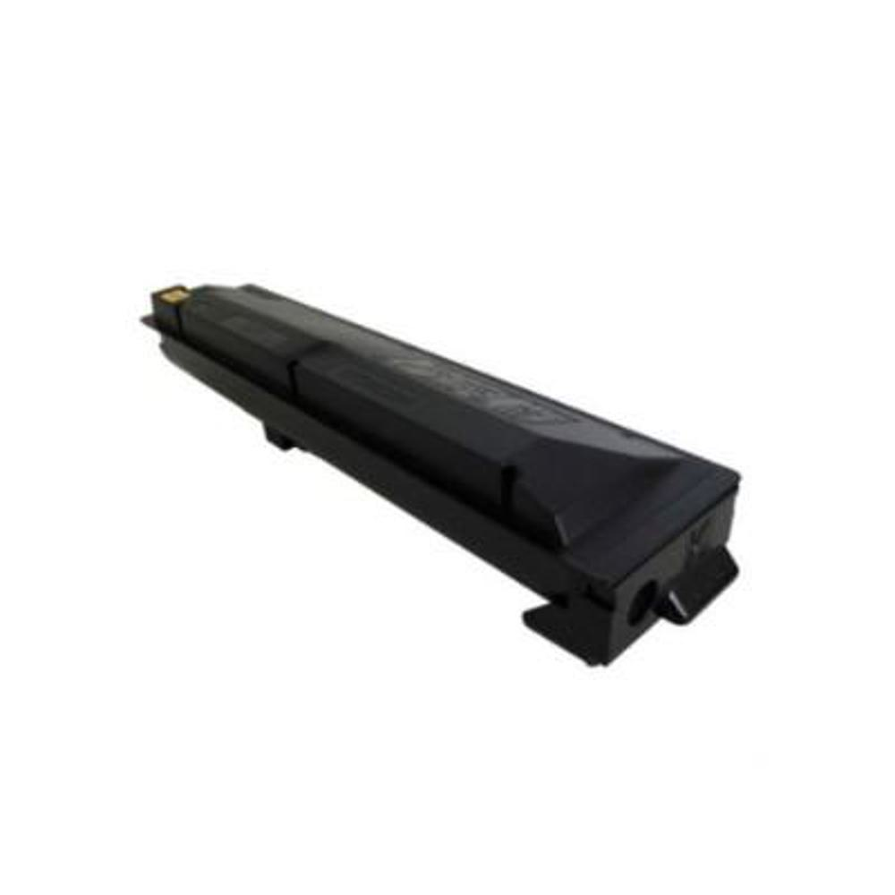 Una cartuccia toner nera, angolata, isolata su sfondo bianco. Ha una forma rettangolare con piccoli dettagli.