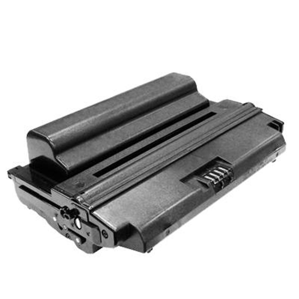 Cartuccia toner per stampante nera, vista angolata. Ha una forma rettangolare con nervature e un piccolo meccanismo laterale.
