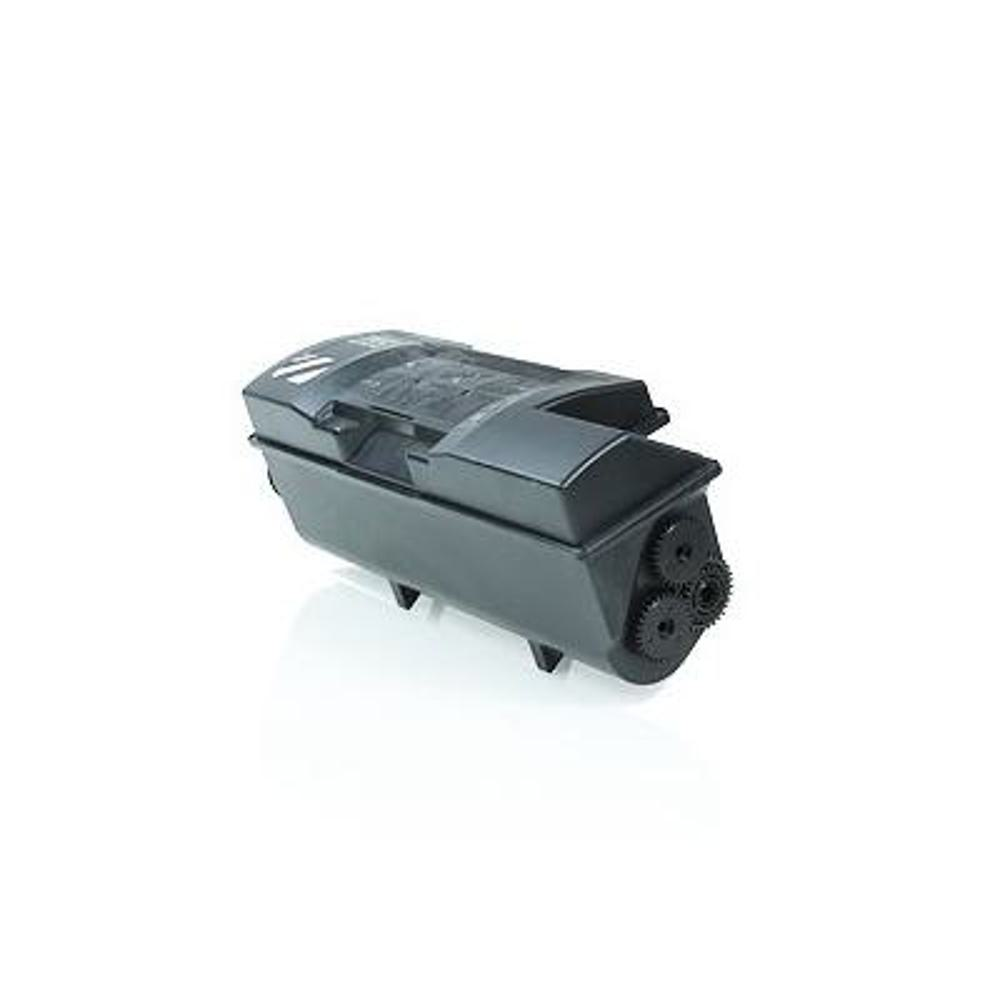 Una cartuccia di toner per stampanti nera. Ha degli ingranaggi sul lato. La cartuccia è su sfondo bianco.