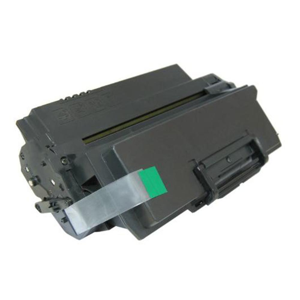 Una cartuccia di toner nera con linguetta verde e nastro trasparente. È appoggiata su sfondo bianco.