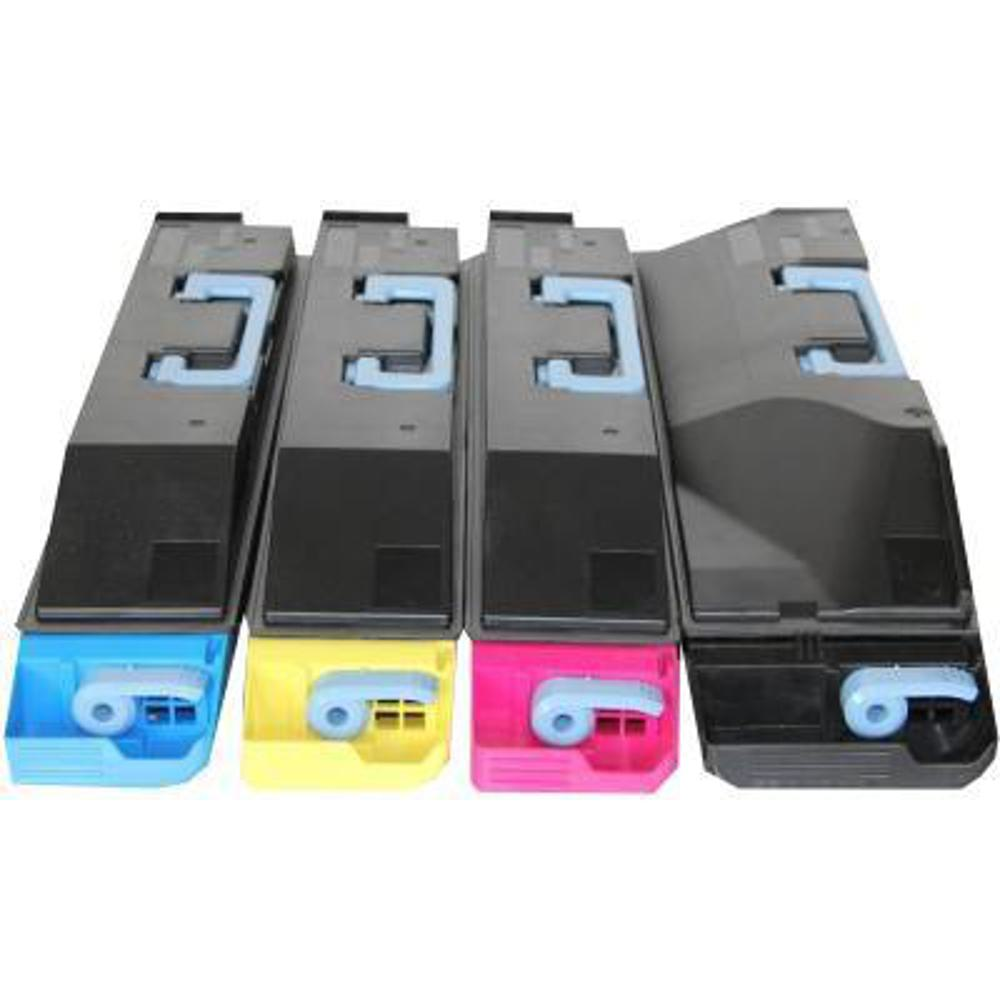 Quattro cartucce per stampanti. Ciano, giallo, magenta e nero. Ognuna ha una maniglia blu. Corpi neri e grigi e basi colorate.