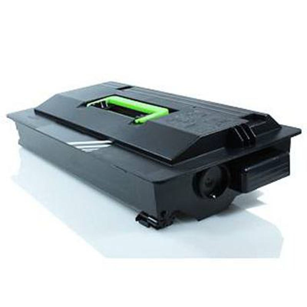 Una cartuccia toner nera con maniglia verde, appoggiata su una superficie bianca. La cartuccia è rettangolare.