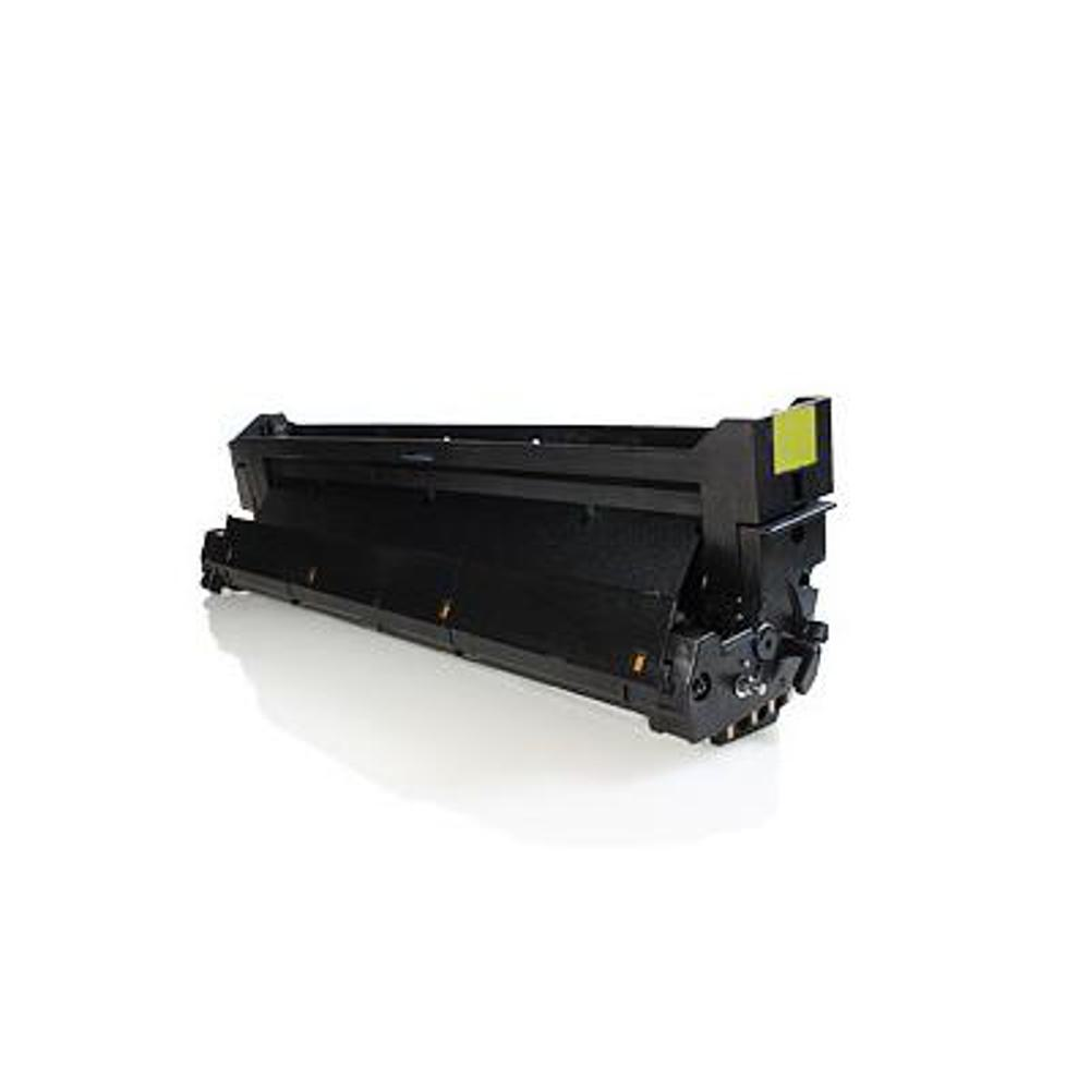 Una cartuccia di toner nera per stampante su una superficie bianca. C'è un'etichetta gialla sul lato destro.