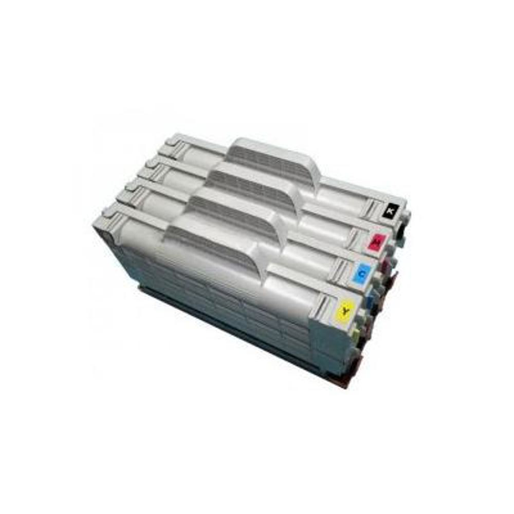 Pila di cartucce toner per stampanti. Colori: giallo, ciano, magenta e nero. Alloggiamento grigio con etichette colorate. Sfondo bianco.