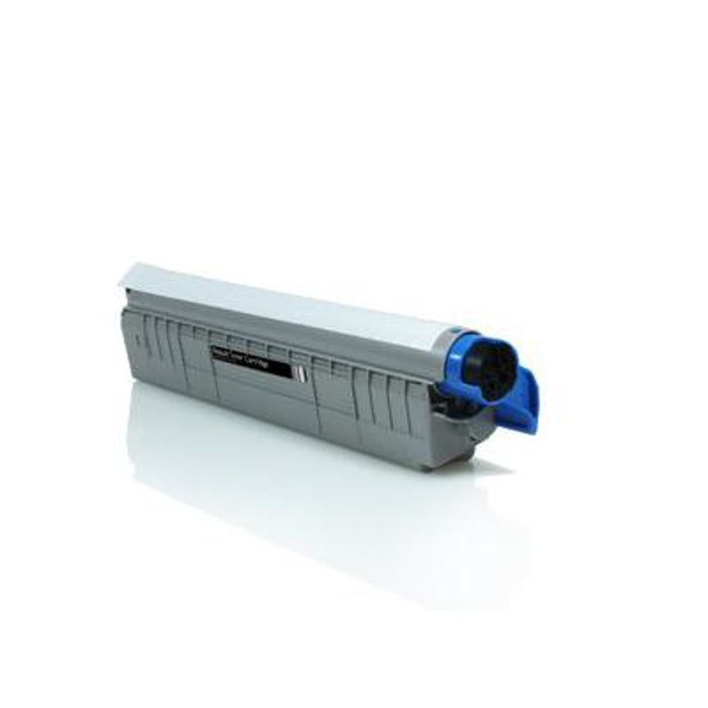 Una cartuccia toner grigia e argentata, con maniglia blu, giace su una superficie bianca. Anche lo sfondo è bianco.