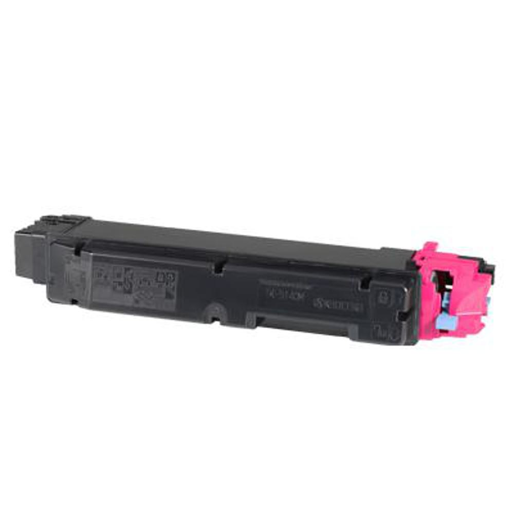 Una cartuccia di toner per stampante nera con accenti rosa e blu all'estremità. Su sfondo bianco.