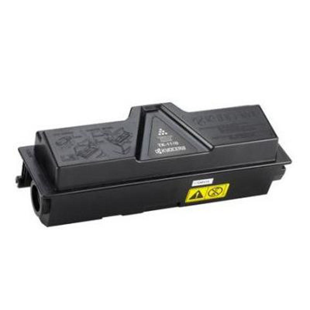 Una cartuccia toner Kyocera nera. Ha avvertenze, un triangolo e testo. Sfondo bianco.