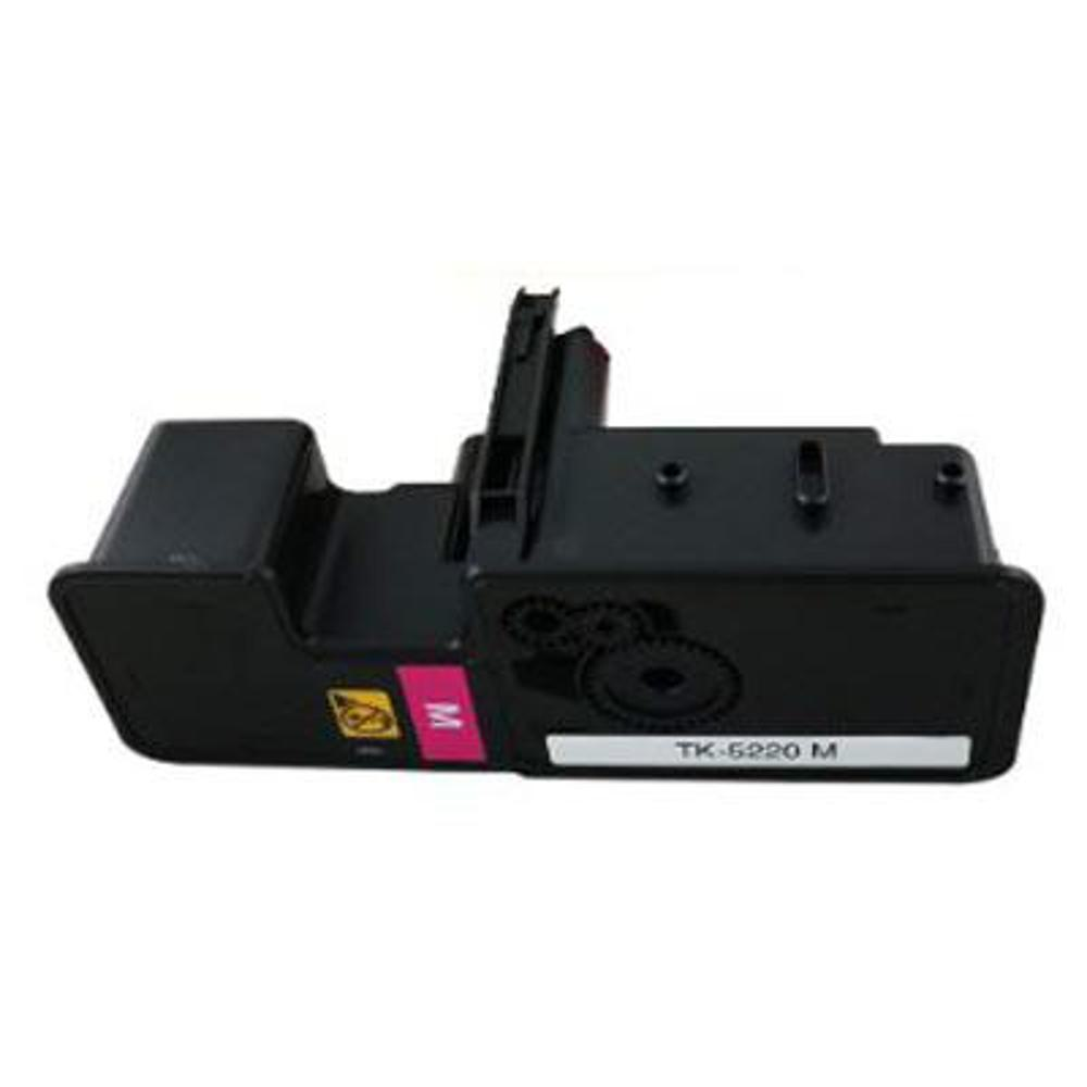 Una cartuccia toner nera. Ha un'etichetta rosa 'M' e un'etichetta bianca con testo 'TK-5220 M'. Su sfondo bianco.