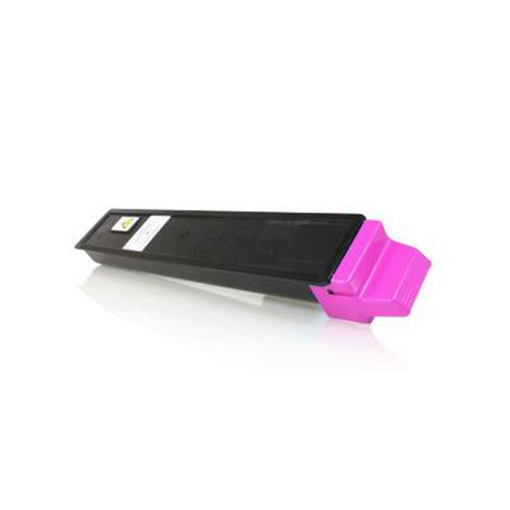 Una cartuccia di toner nera con un lato rosa è posizionata su una superficie bianca. Lo sfondo è bianco.