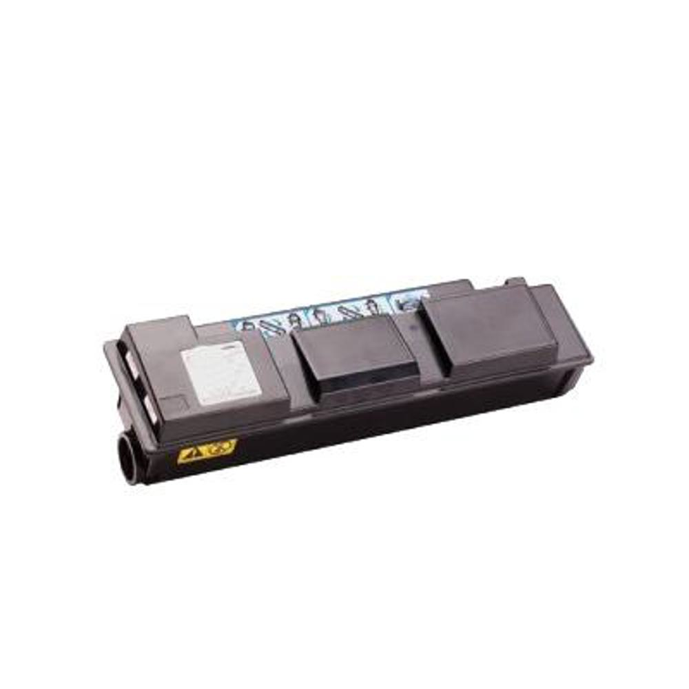 Una cartuccia toner nera, rettangolare, con vari scomparti ed etichette. È su sfondo bianco.