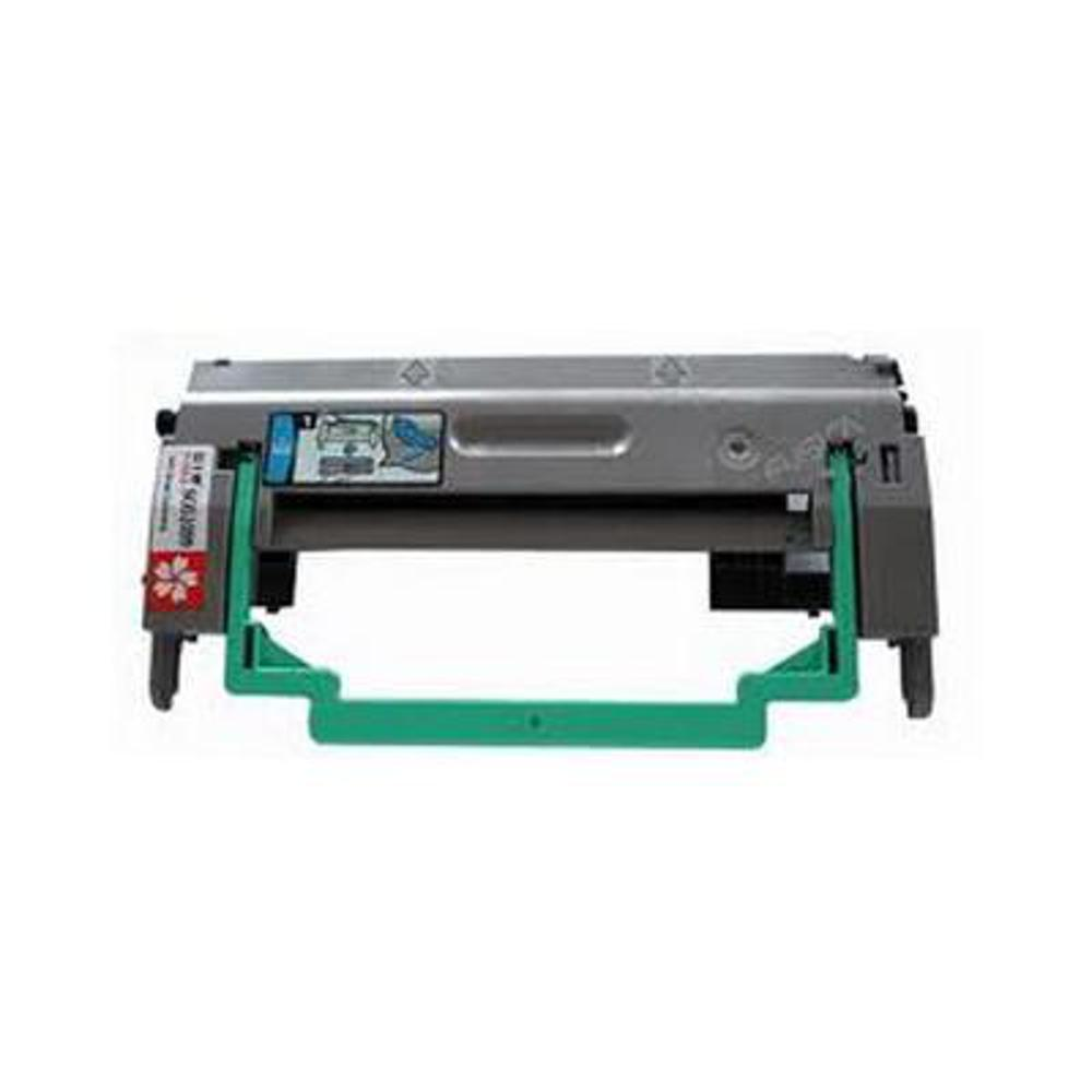 Una cartuccia toner per stampante. È grigio metallizzato con componenti in plastica verde. C'è un adesivo con un fiore sopra.