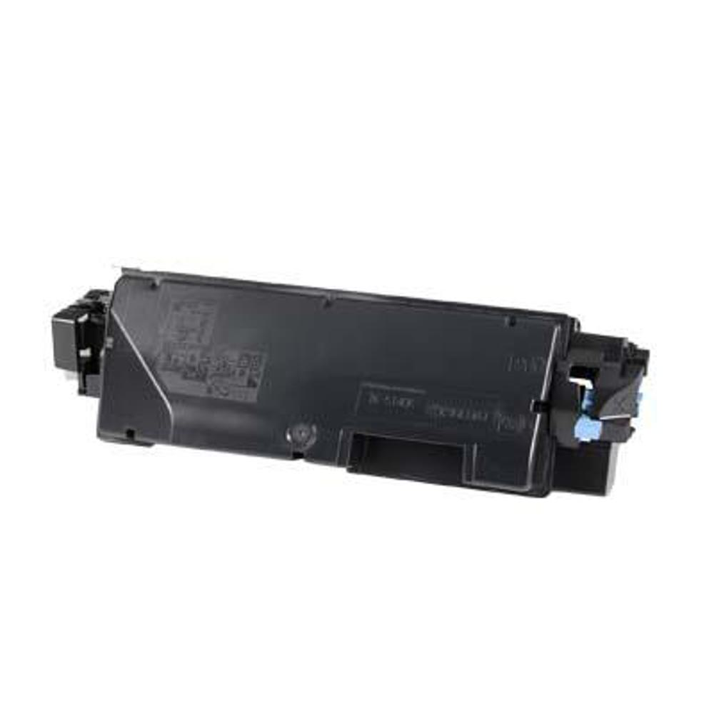Una cartuccia di toner per stampante nera su sfondo bianco. La cartuccia è rettangolare con alcuni dettagli blu e neri.