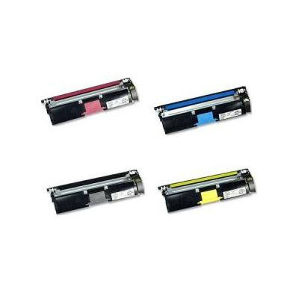 Quattro cartucce toner per stampanti. Colori: rosso, blu, grigio e giallo. Tutti neri e con etichette sul lato. Isolati su bianco.
