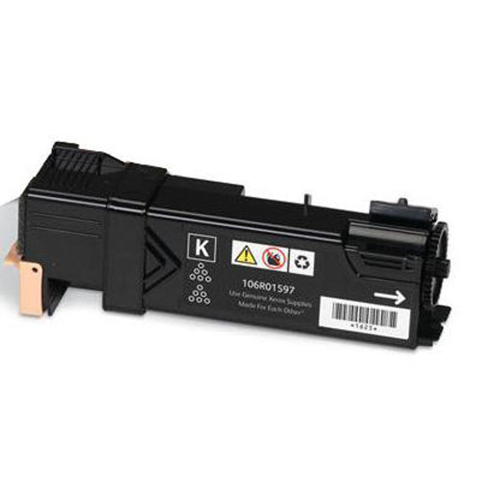 Una cartuccia toner nera con etichetta bianca che mostra informazioni. Ha un pezzo color beige sul lato. La cartuccia è su sfondo bianco.