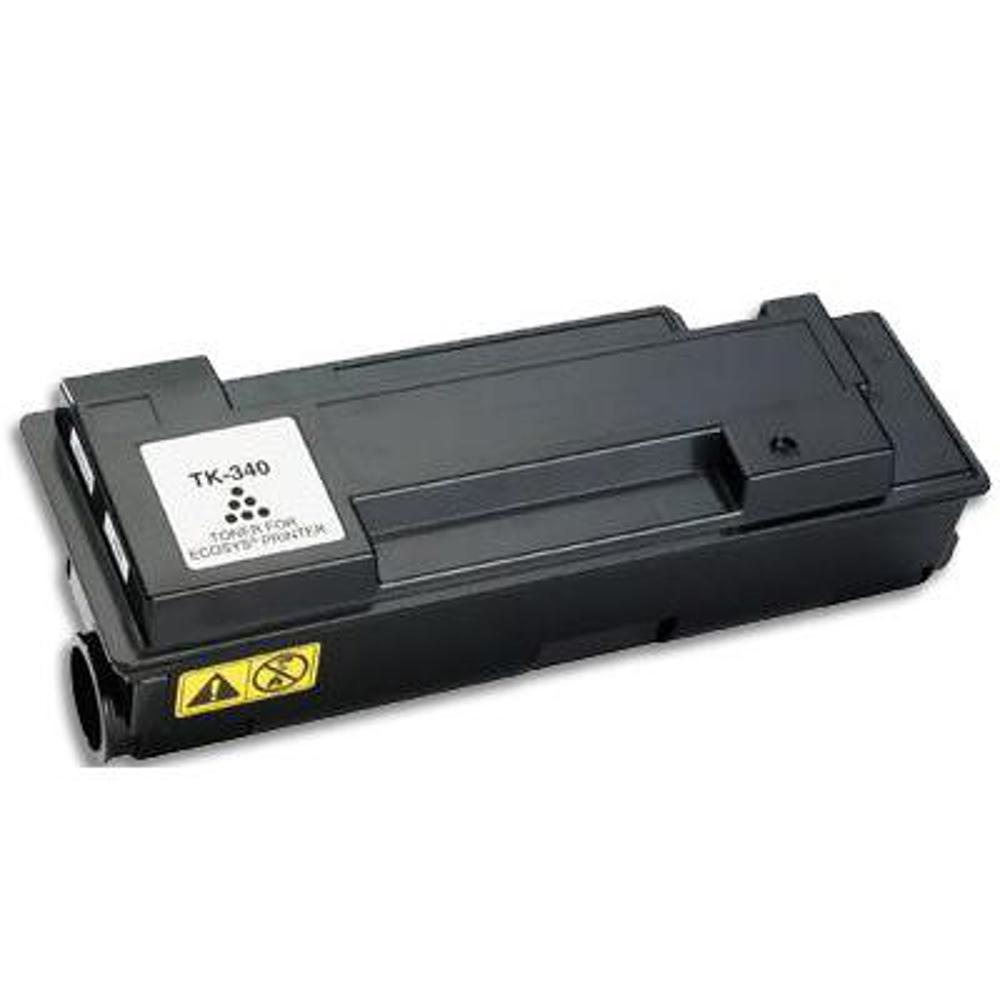 Una cartuccia toner per stampante nera con l'etichetta TK-340. Ha adesivi bianchi e un'etichetta di avvertimento gialla. Lo sfondo è bianco.
