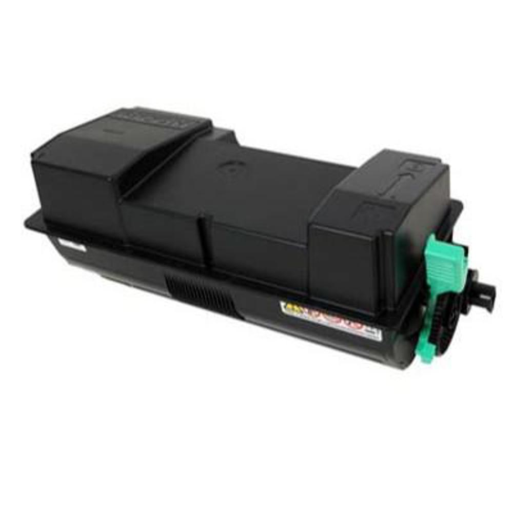 Una cartuccia di toner per stampante nera con maniglia verde. La cartuccia ha forma rettangolare con etichette e dettagli.