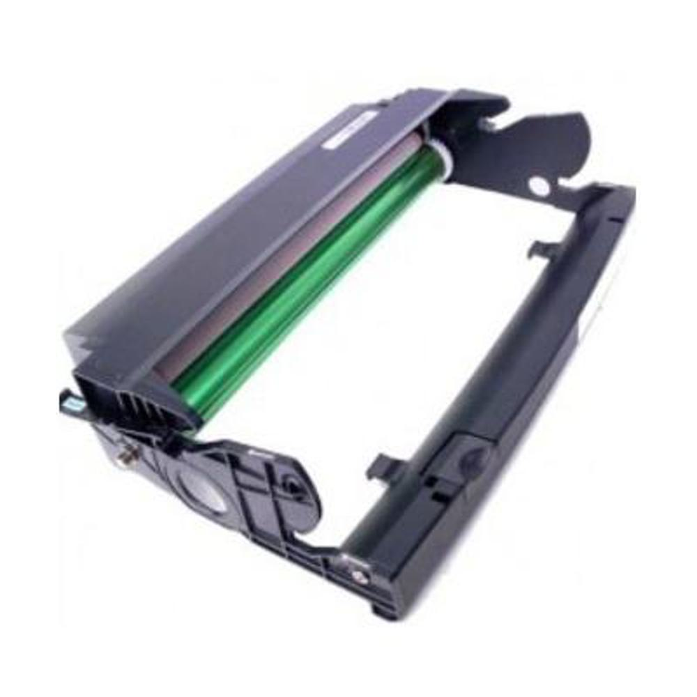 Una cartuccia toner per stampante. È nera e ha un rullo verde all'interno. La cartuccia è angolata su sfondo bianco.