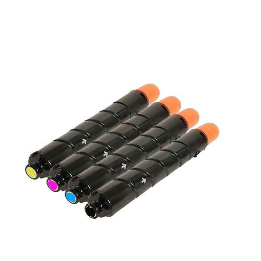 Quattro cartucce di toner per stampanti nere con tappi arancioni. Le estremità sono gialle, magenta, ciano e nere.