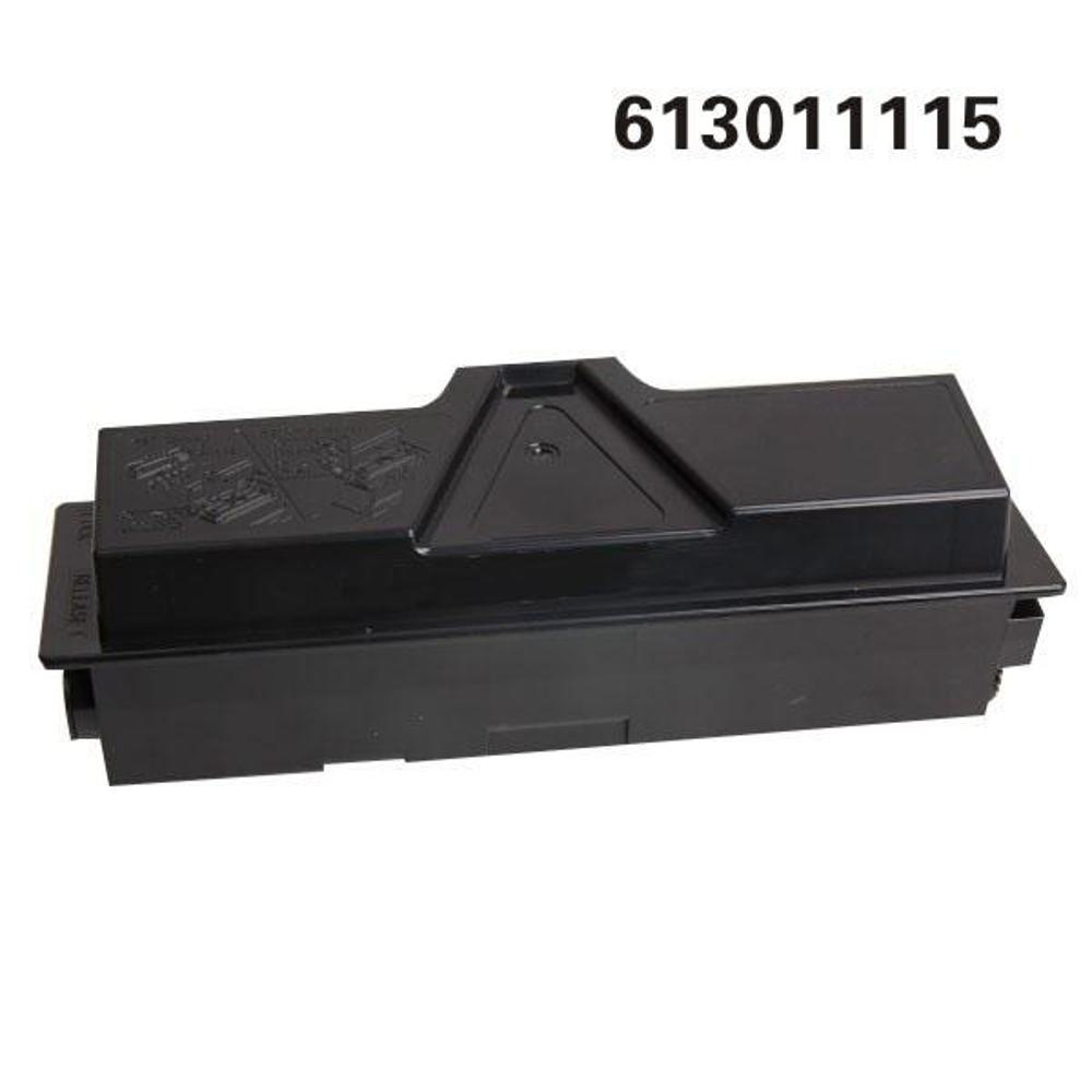 Una cartuccia toner nera con il numero 613011115 su sfondo bianco. Ha una parte superiore triangolare ed etichette di rilascio.