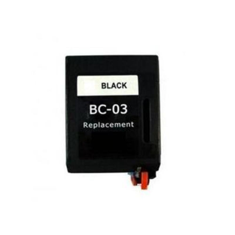 Una cartuccia d'inchiostro nera con l'etichetta 'BLACK' e 'BC-03 Replacement' su sfondo bianco. Ha una parte arancione.