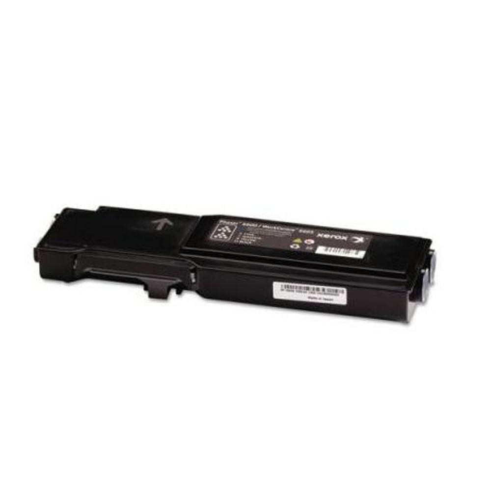 Una cartuccia toner Xerox nera è posizionata orizzontalmente. Ha un'etichetta e una freccia che indica la direzione. Lo sfondo è bianco.
