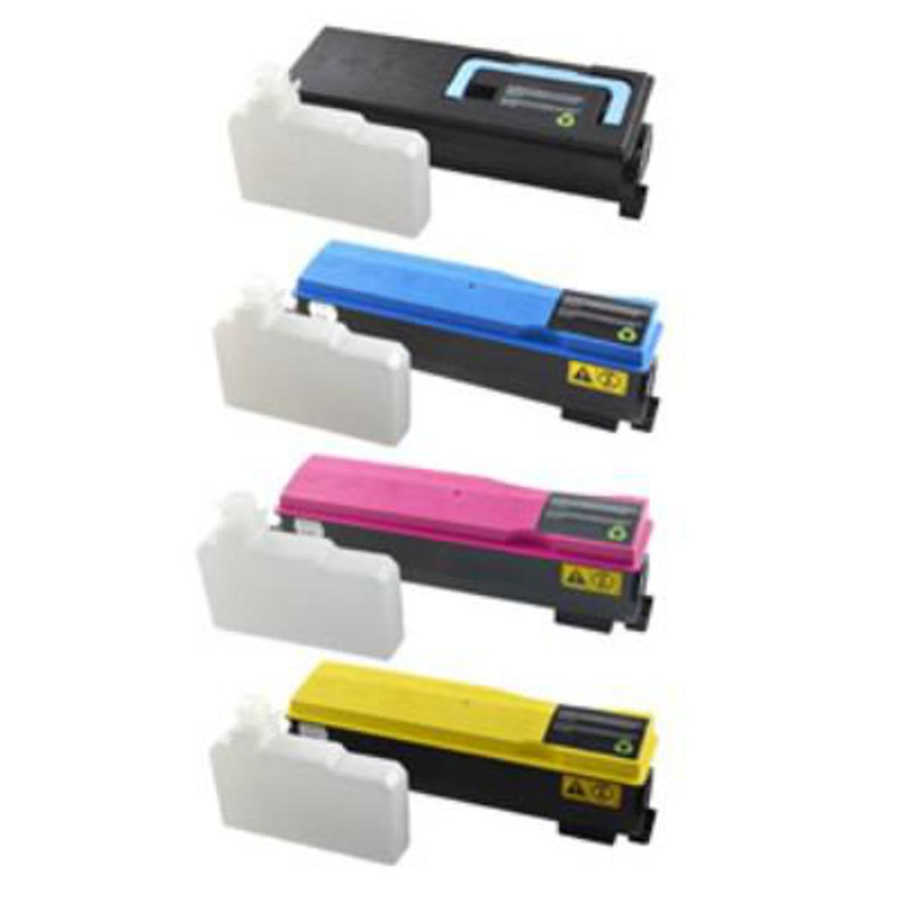 Quattro cartucce toner per stampanti: nero, blu, rosa e giallo. Ognuna ha un contenitore bianco.