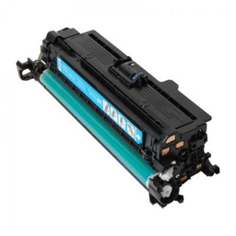 Una cartuccia toner ciano, di colore nero e verde acqua, giace diagonalmente su una superficie bianca. È un componente della stampante.