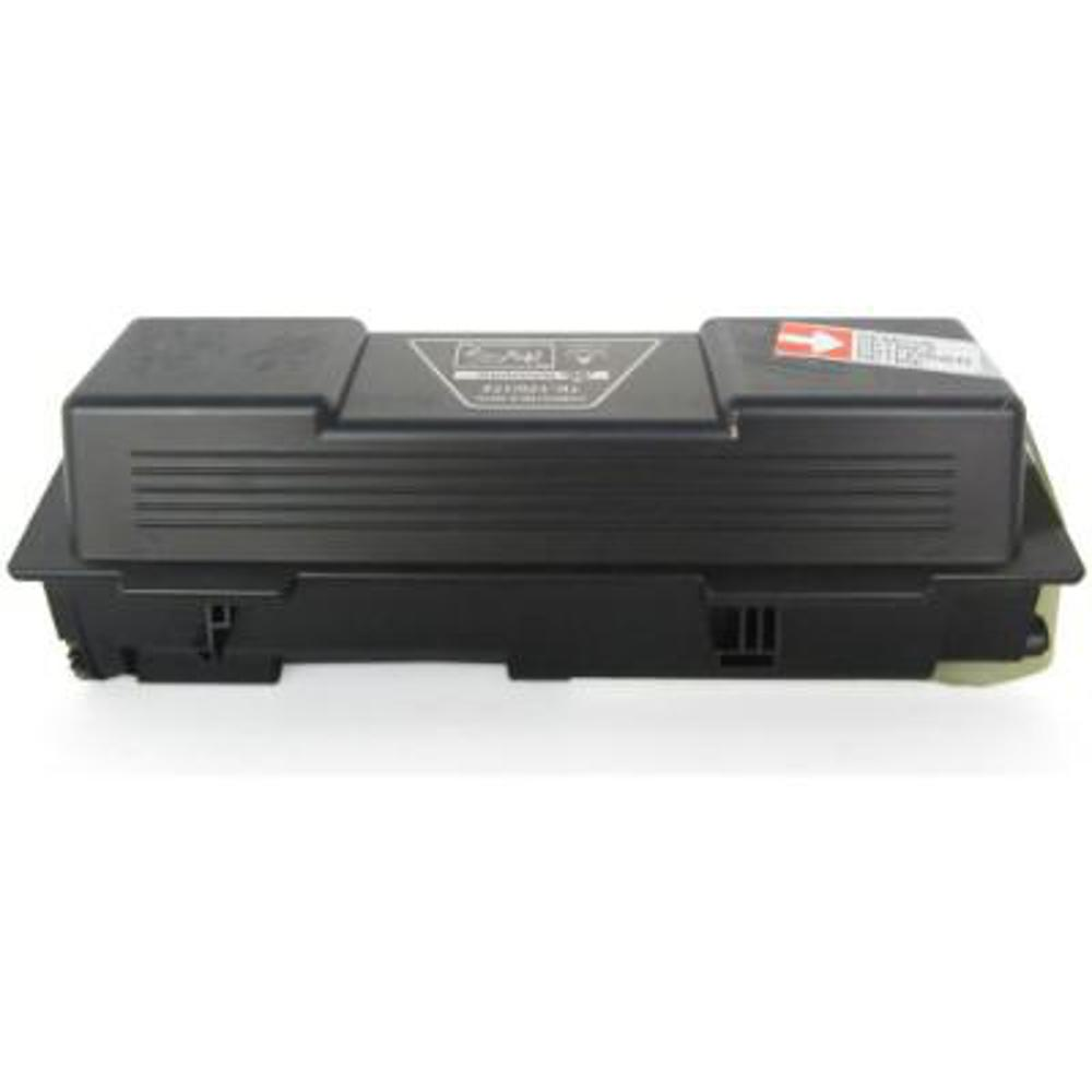 Una cartuccia toner nera su sfondo bianco. Ha un'etichetta e un adesivo rosso. La cartuccia è rettangolare.