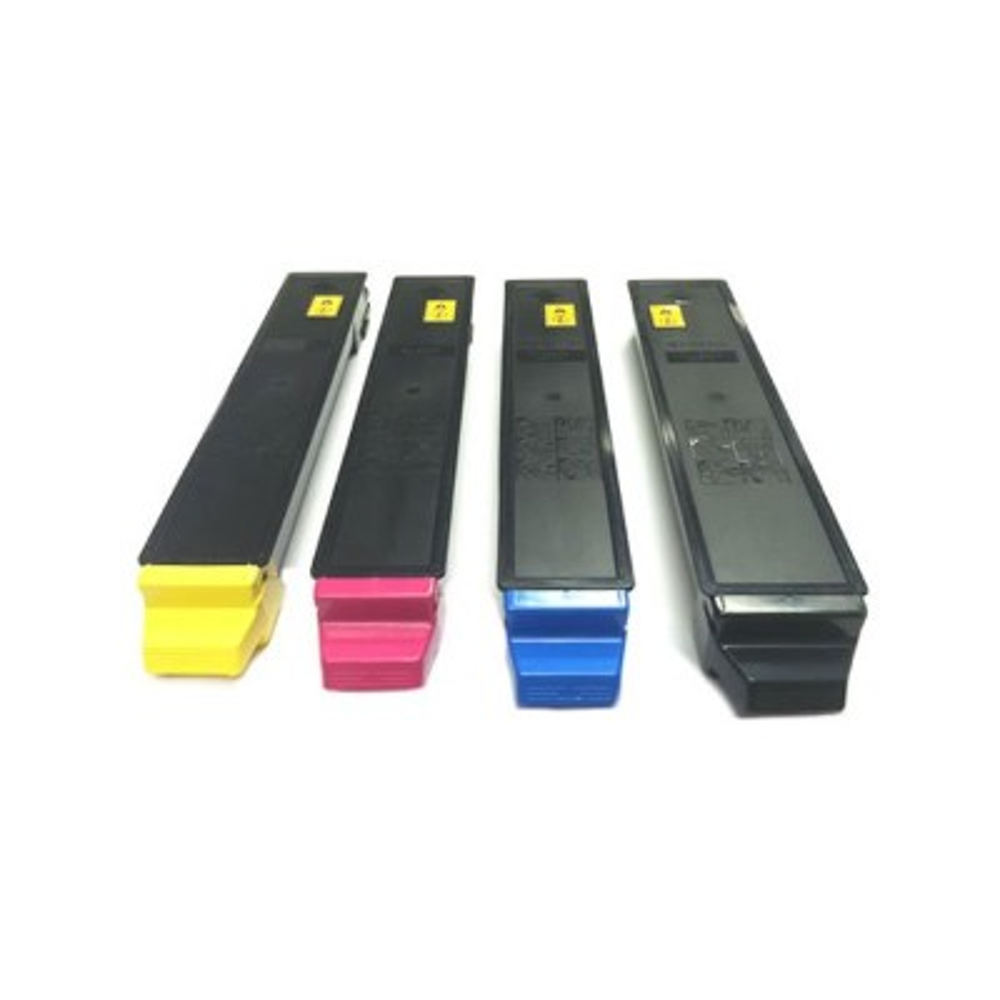 Quattro cartucce toner per stampanti gialle, magenta, ciano e nere sono disposte su una superficie bianca.