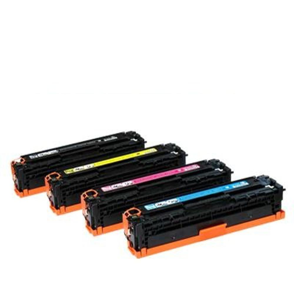 Quattro cartucce toner per stampanti. Etichette colorate nere, arancioni, gialle, rosa e blu. Sfondo bianco.