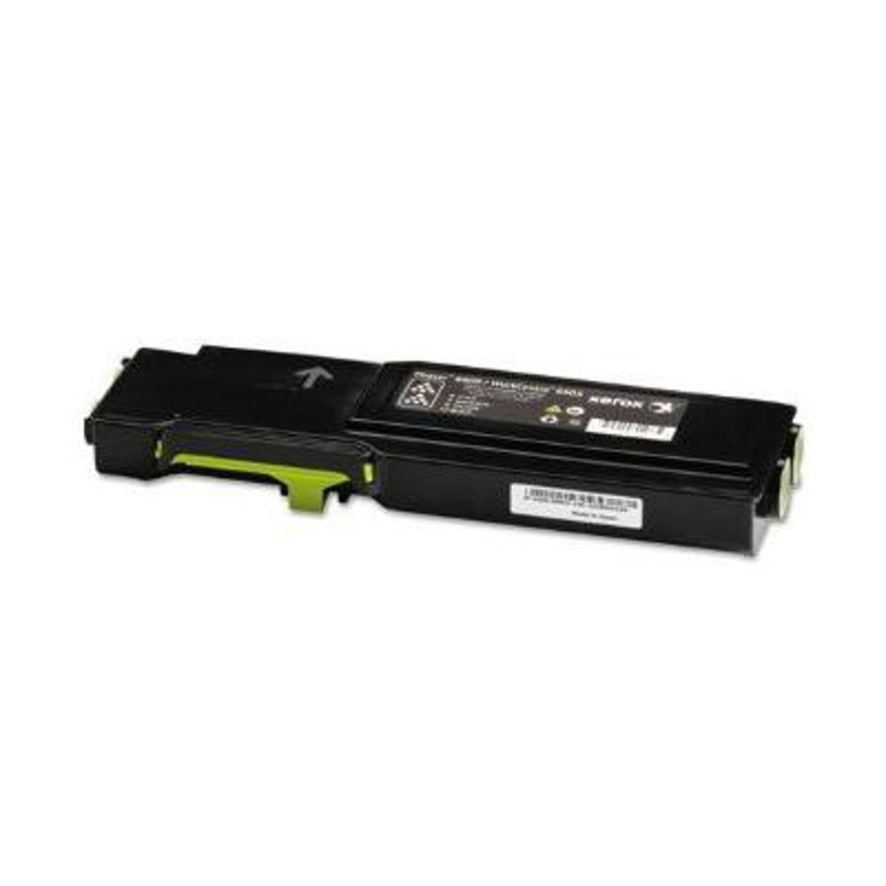 Una cartuccia toner Xerox nera e verde giace su uno sfondo bianco. Ha un'etichetta e una freccia. La cartuccia è al centro.