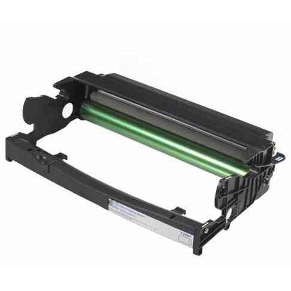 Una cartuccia toner nera per stampante. Ha un rullo verde all'interno e un'etichetta sul davanti. Lo sfondo è bianco.